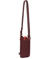 71245987_Pacsafe GO Tech Crossbody Anti-Diebstahl-Umhängetasche garnet red