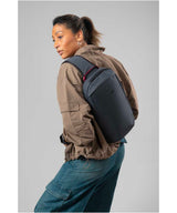 71246001_Pacsafe Vibe 325 Anti-Diebstahl-Crossbag slate