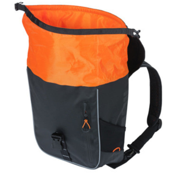 71175654_Basil Miles Tarpaulin Fahrradrucksack 17 Liter schwarz-orange