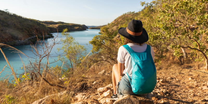 Blick-in-die-Ferne-mit-leichtem-Rucksack-fur-Wandern-im-Sommer